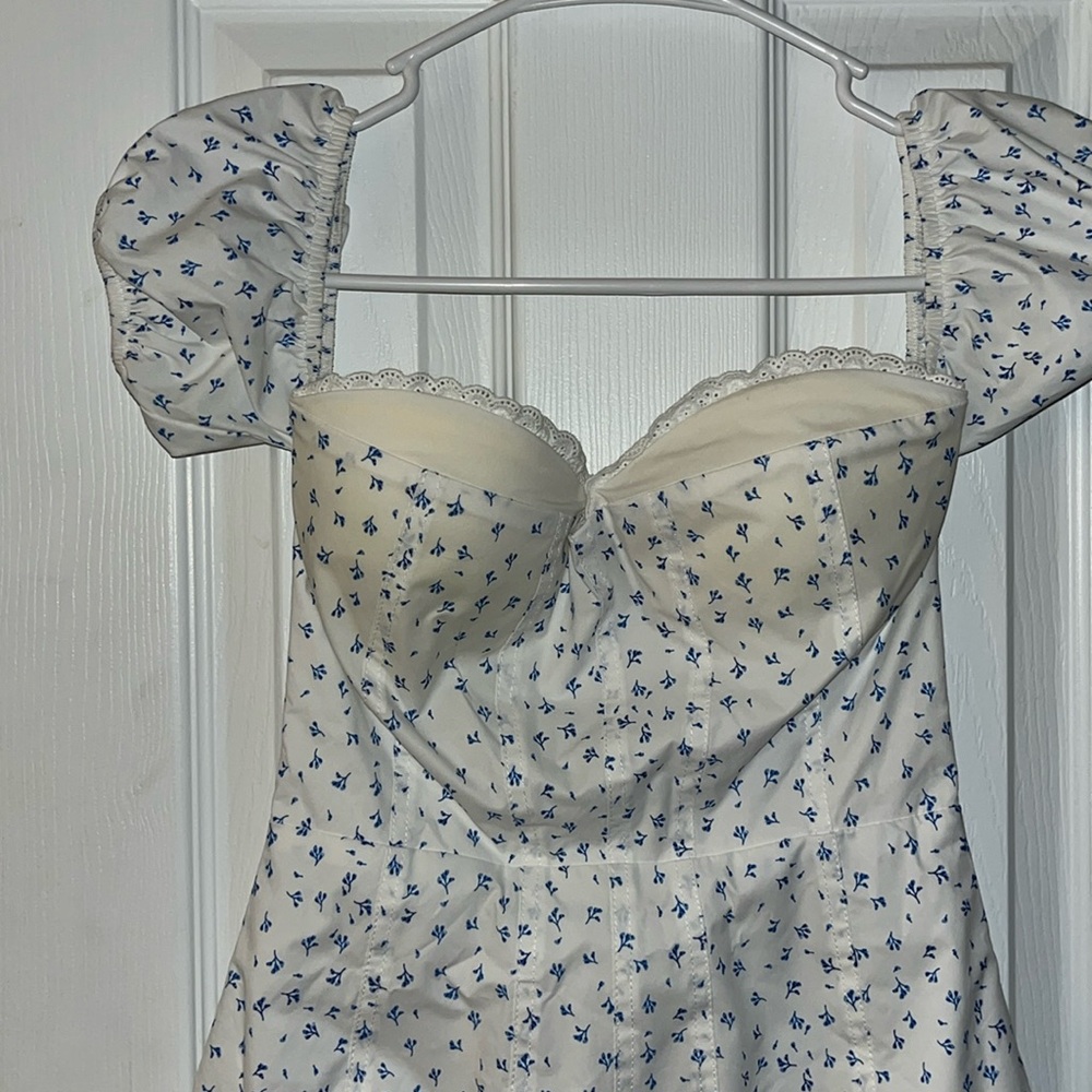 Tiger Mist. XXS white navy blue flower off the shoulder mini dress